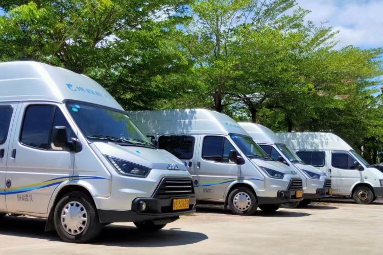海南租中巴车-小型中巴包车