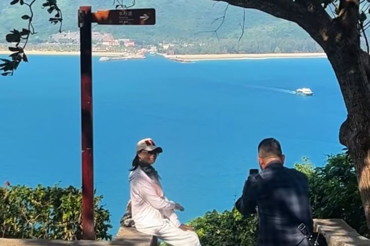 海南自驾包车旅游景点-从分界洲岛上看到岸边