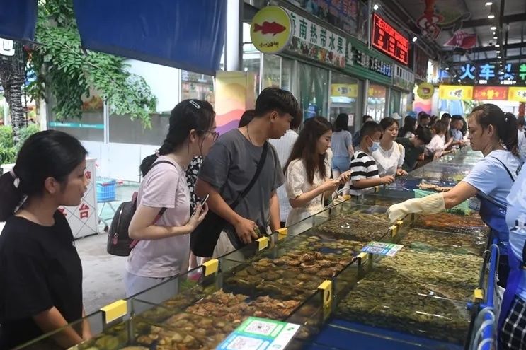 海南自驾包车旅游美食-三亚火车头万人海鲜广场